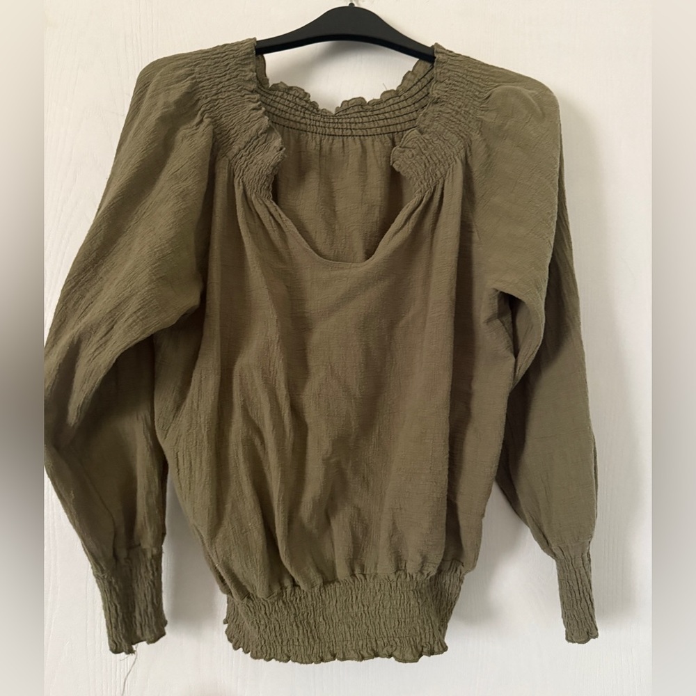 🌻5/$16🌻Sage green top